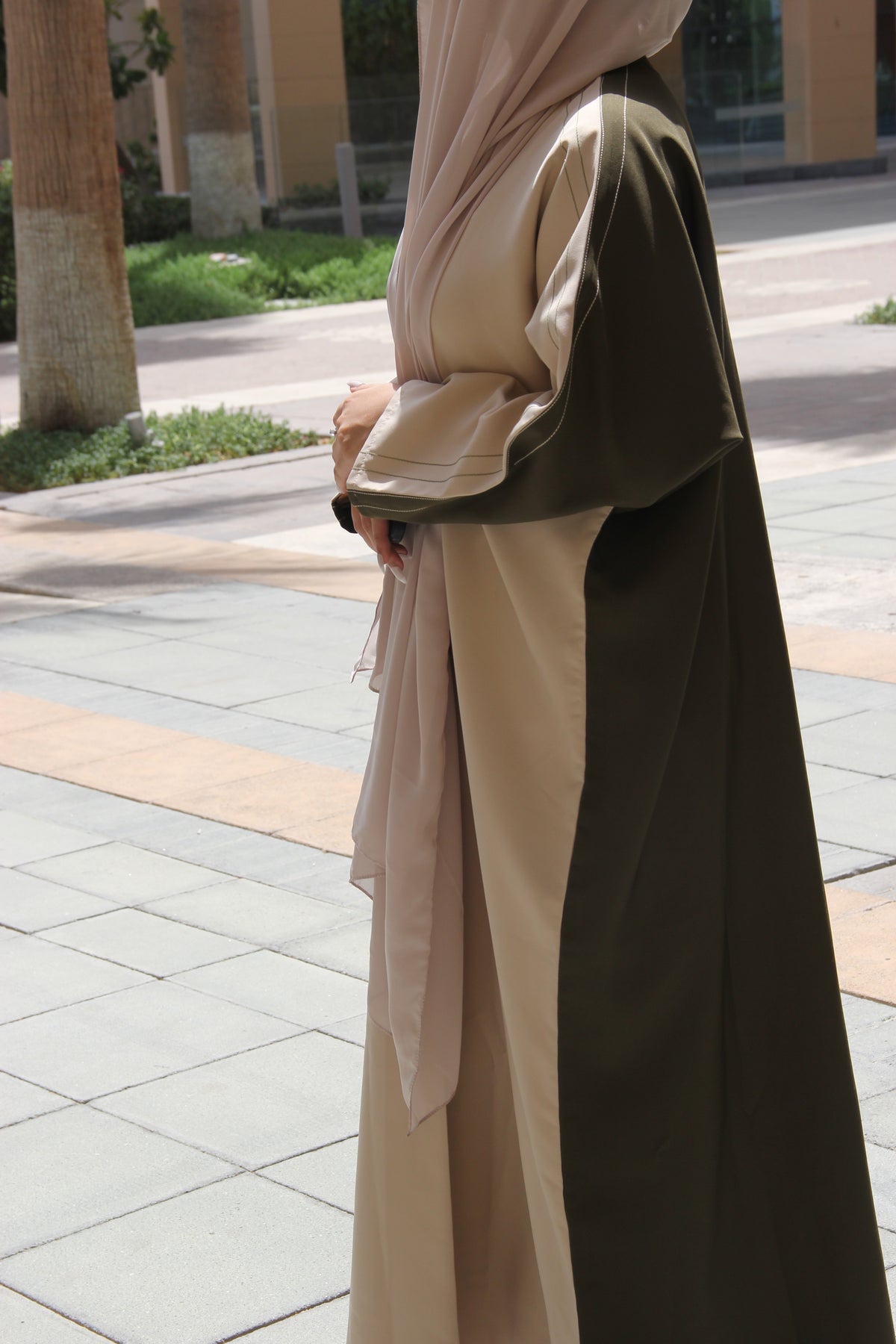 Bisht style Abaya in Biege & Olive